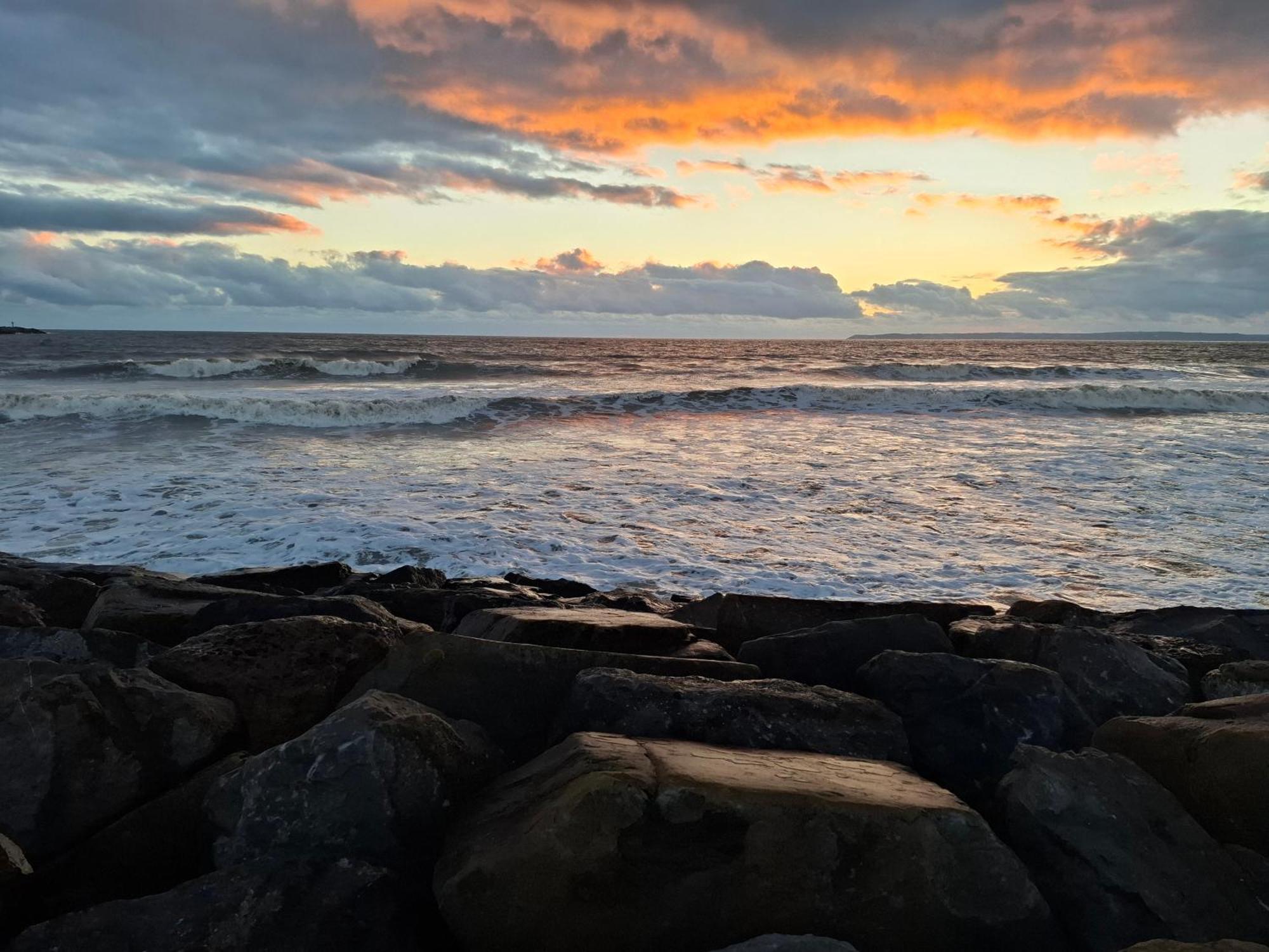 Driftmark Beachfront Location Aberavon Beach Sea Views Large Driveway Parking Private Site Fibre Optic Wi Fi Port Talbot Buitenkant foto