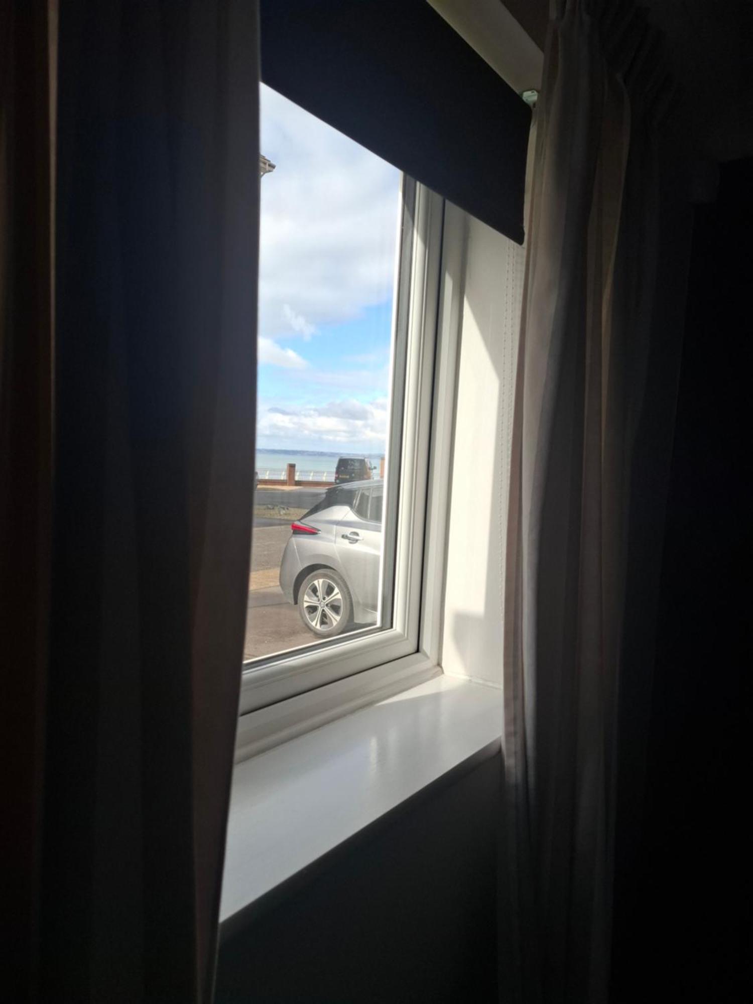 Driftmark Beachfront Location Aberavon Beach Sea Views Large Driveway Parking Private Site Fibre Optic Wi Fi Port Talbot Buitenkant foto
